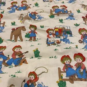 VINTAGE Raggedy Ann and Andy baby quilt.